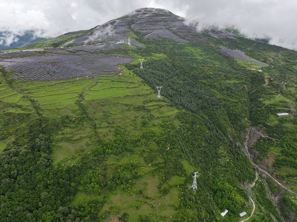 熱格線送出線路及光伏場(chǎng)區(qū)俯瞰圖.jpg