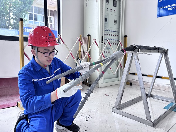 10kV冷縮電纜戶內終端頭制作項目.jpg